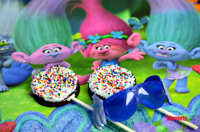 Enjoy these Trolls-Inspired Sprinkle Oreo Pops DIY perfect for Valentine's day, kids' birthday party or any day of the year. More at CleverlyMe.com